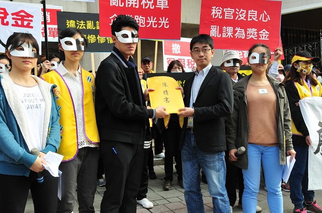 20180119新聞陳抗_a4791稅改青年立院怒吼要生存4
