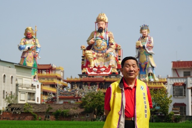 20180328新聞街宣_a5018美術館館長為稅改彎腰一步一腳印下鄉當志工1