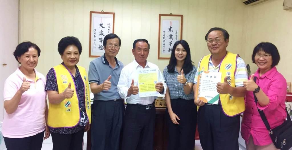 法稅改革聯盟志工為全民賦稅人權各地奔走,南市議員吳通龍 (中)不僅參與連署,還讓官田區13里當中未連署的里長也明解法稅改革的重要,全區100%里長連署。