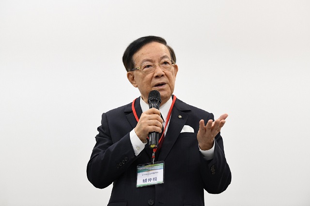 城仲模指出，台灣看起來自由民主，法治卻很有問題，理論上可這樣做，但掌握權限的人是否願意在公平正義基礎上做，現在台灣氛圍是公務員保身變成最重要。