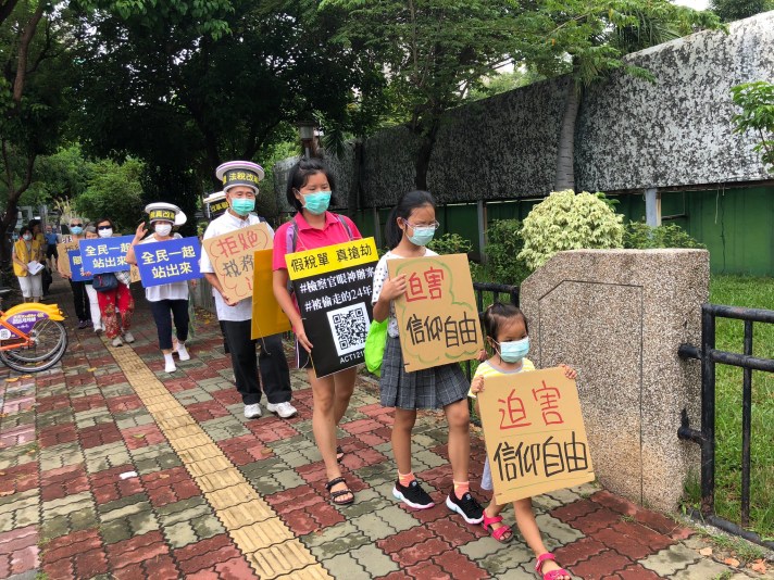 法稅志工帶著2歲的小朋友參加街頭抗議，認為這是最直接的公民教育，是讓小朋友明白是非善惡最直接的做法。